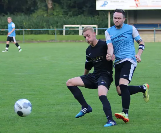 Sparrieshoops Andre Stemmann (li.) gegen SCP-Kapitän Florian Bach.