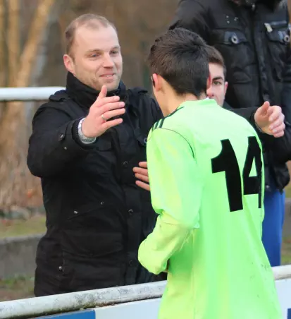 Am Freitagabend hatte Dennis Gersdorf (links) keinen Anlass,<br>einen Torschützen seines Teams zu herzen.