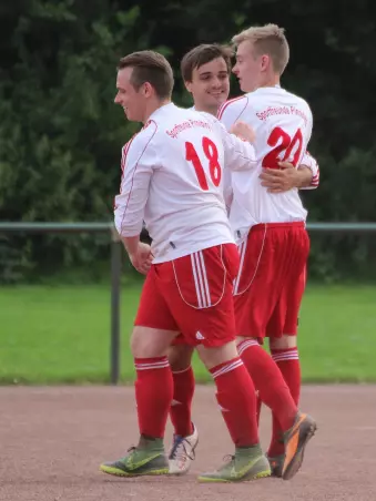 Mirko Stallmach (links) und Florian Kaufmann (Mitte)<br>gratulieren Niklas Volquarden (rechts) zu seinem Tor,<br>das den 2:0-Endstand bedeutete.<bt>Foto: Sportfreunde Pinneberg