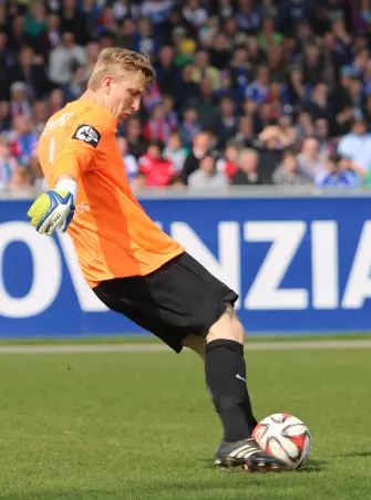 Robin Zentner, hier noch als Torwart von Mainz II,<br>beim Abstoß im Holstein-Stadion, seiner neuen<br>sportlichen Heimat.