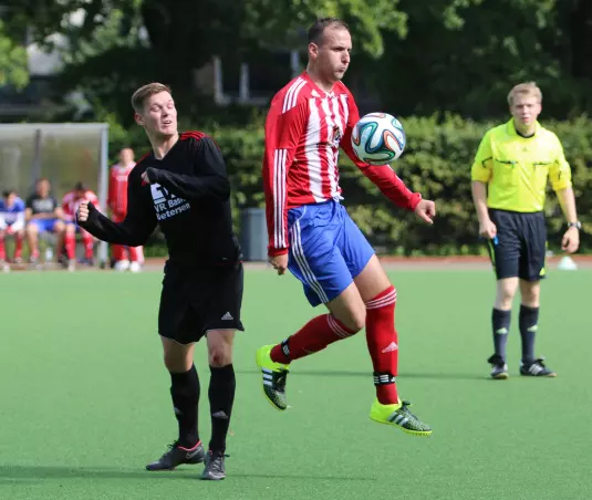 In dieser Szene war Tesla-Akteur Nikola Virijevic (rechts) vor dem Uetersener Maik Stahnke am Ball.