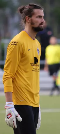 Musste in Pinneberg viermal<br>hinter sich greifen: HEBC-<br>Keeper Tino Nennhaus.