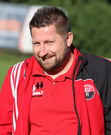 Guido Krenzk, der einst auch für die Fußballschule des FC<br>St. Pauli arbeitete, gastiert als Trainer von Rugenbergen II<br>am Freitagabend bei der Dritten Mannschaft des Kiez-Klubs.