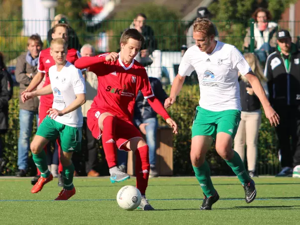 Der Liether Philipp Matthiessen (links) im Duell mit dem Heidgrabener Jesse Jacobsen.