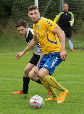 Morten Liebert (rechts, hier im Achtelfinale des<br>Segeberger Kreispokals gegen Wakendorf-Götzberg)<br>steht nun langfristig bei Todesfelde im Wort.