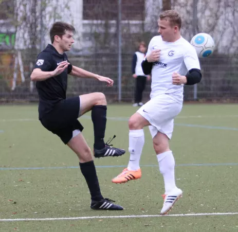 Christian Petyrek (Sternschanze II, links) gegen den Glinder Nils Kröplin.