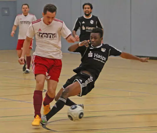 Für Ayodele Joseph Medaiyese (rechts, hier gegen Mehmet Deniz/TSV Uetersen II) und seinen SV Lurup reichte es nur zum zweiten Platz beim Panthers-Cup.