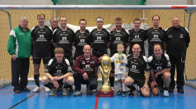 So freute sich die Nord-Ostsee-Auswahl 2014 über ihren Titelgewinn. Nun will sie den Siegerpokal unbedingt zurückerobern ...