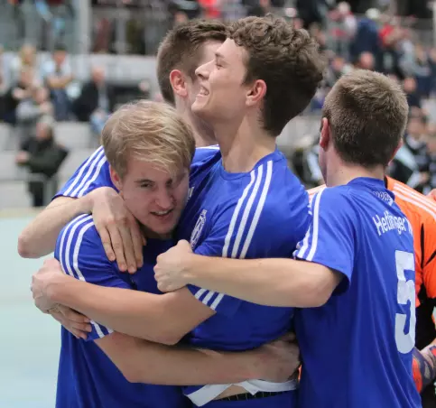 So jubelten die HMTV-Spieler, nachdem sie das Finale im Neunmeterschießen gewonnen hatten.