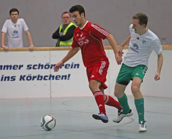 Hier hat Yumut Okan (VfL Pinneberg II, links) dem Heidgrabener Yannick Sippel das Nachsehen gegeben ‒ zum Turniersieg reichte es für die VfL-Reserve aber nicht.
