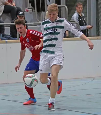 Dieser Schuss von Thomas Koster (rechts) bescherte den Wedelern den Turniersieg; die Pinneberger um Luiz Diaz hatten das Nachsehen.