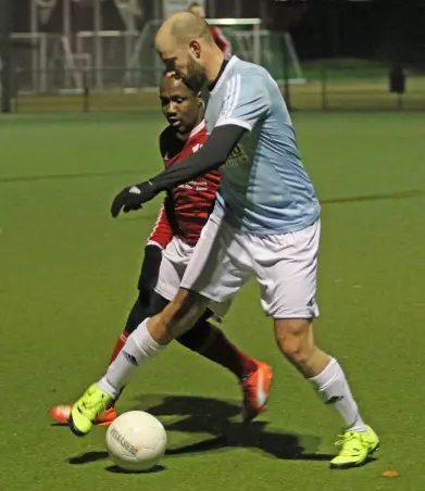Hier ist der Blankeneser Daniel Ulsperber (rechts) vor dem<br>Uetersener Yannik Kouassi am Ball.