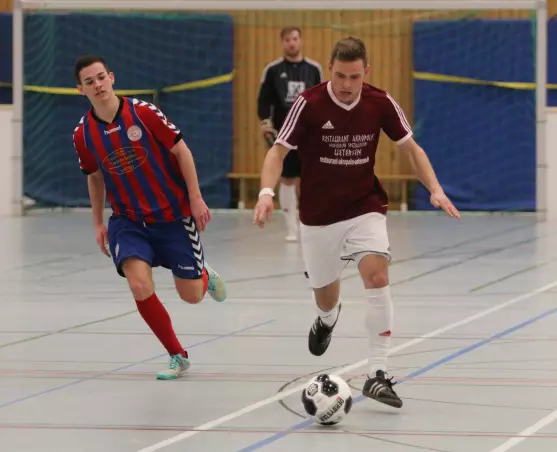 Im Finale des Ravo-Cup-Vorturniers hatten die Uetersener um Lars Tiedemann (rechts) das bessere Ende für sich.