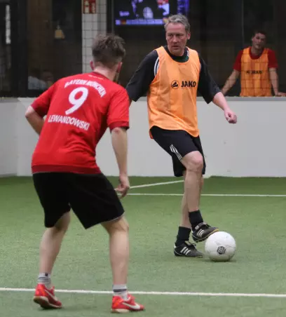Bat seine Schützlinge in der Soccerhalle zum Tanz: Peter Ehlers,<br>Trainer des TSV Uetersen.