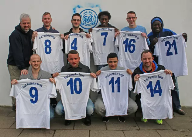 Die neuen Gesichter bei der Groß Flottbeker SV: Trainer Lars Landschof, René Siemsen, Christopher Kirschke, Carl Bekoe, Moritz Gelien und Platzwart Josef Mane (hinten, v. li.) sowie Florian Walter, Tarek Khodja, Daniel Owusu Agyei und Torben Landschof.