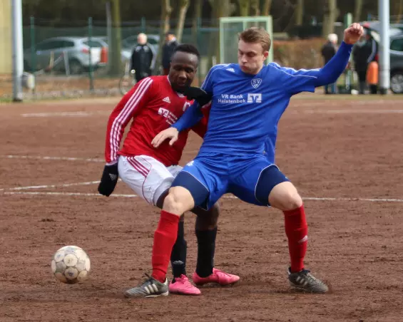 Zweikampf zwischen dem Uetersener Yannik Kouassi (links) und HR-Akteur Philip Jacobs.