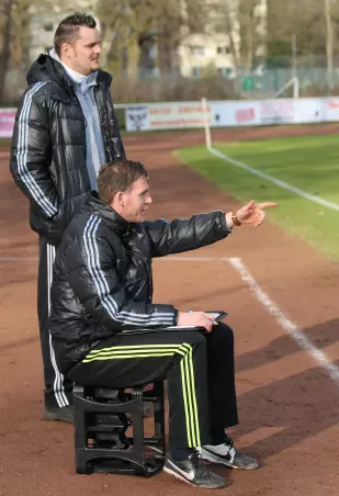 Erobert das Wedeler Trainerduo Heiko Barthel<br>(vorne) und Thorsten Zessin am Freitagabend<br>mit seinem Team durch einen Sieg in Schenefeld<br>die Tabellenführung?