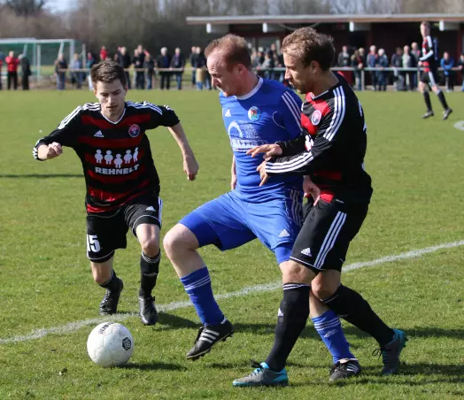 Die SVR-Spieler Hendrik Rühmann (links) und Heiko Ansorge (rechts) bekämpfen den Pinneberger Spielertrainer Thorben Reibe.