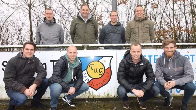 Neu-Trainer Marcus Jürgensen (hinten, 2. von links) mit seinen Neuzugängen Julius Rietmann, Christoph Gayh, Julian Hofrichter, Klaas Gerrit Both, Ole Kaland, Björn Kaland und Torsten Jung. Auf dem Foto fehlen: Jannick Lingmann und Sascha Rathje. Foto: TuS