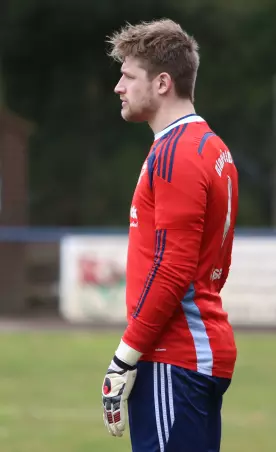 Zuvor kaum geprüft, hätte 96-Keeper Florian<br>Jensen in Eidelstedt beinahe kurz vor<br>Schluss hinter sich greifen müssen.