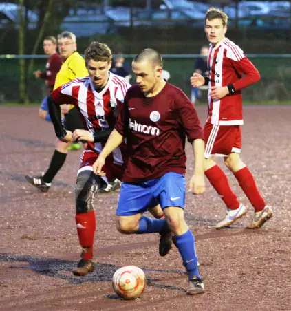 Hier ist der Pinneberger Dorian O’Hara (rechts) vor dem Moorreger Jonas Kaiser am Ball.