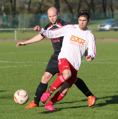 Der Heistmer Benjamin Wörmcke (hinten) attackiert Sportfreunde-Stürmer Burak Thater.