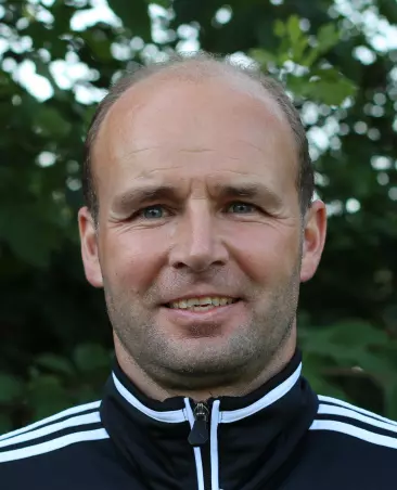 Grüßt mit dem Heidgrabener SV von der Tabellenspitze:<br>Trainer Ove Hinrichsen.