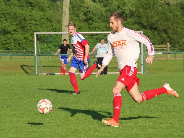 Sportfreunde-Akteur Chris Meyer (rechts) auf seinem Weg zum zwischenteitlichen 3:0. Foto: Sportfreunde Pinneberg