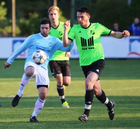 Einst Mitspieler beim TSV Uetersen, duellierten sich Martin Bushaj (jetzt Schenefeld) und Veton Hajrizi (FCE) am Freitagabend als Gegner.