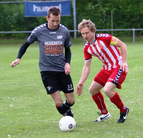 Eichede-Kapitän Nico Fischer (rechts), hier im jüngsten Schleswig-Holstein-Liga-Spiel gegen Sven Günther vom SV Henstedt-Ulzburg, gastiert am ersten Aufstiegsrunden-Spieltag in Altona.