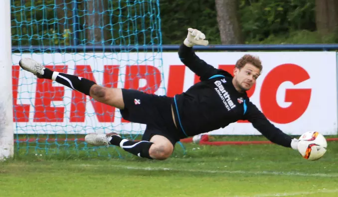 Hält 93-Keeper Joshua Du Preez sein Tor in Drochtersen sauber, wäre das für Altona schon die halbe Miete.