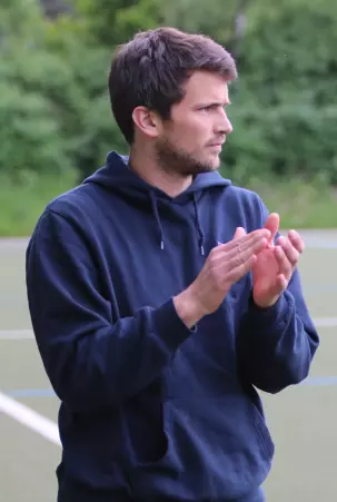 Trainer Mattes Sandhop, der zuletzt mit dem SC<br>Sternschanze II in der Bezirksliga Ost nach<br>geographischen Gesichtspunkten deplatziert<br>war, sollte nun als Liga-Mannschaft des Vereins<br>in die Hammonia-Staffel eingeteilt werden.