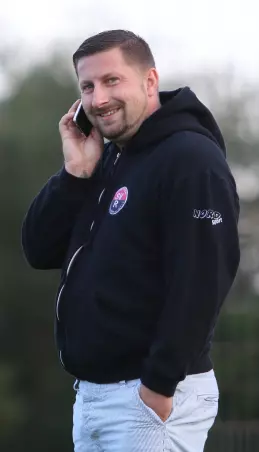Nach einem Anruf beim Hamburger<br>Fußball-Verband hatte der neue HMTV.<br>Trainer Guido Krenzk Grund zum Strahlen.
