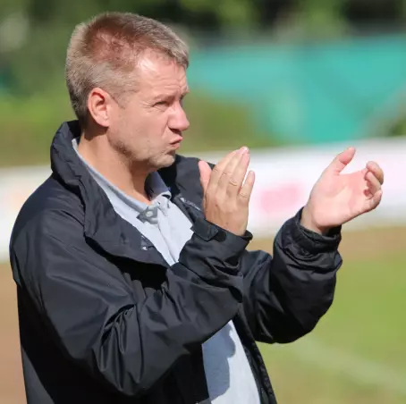 Kann sich über sechs Neuzugänge und auf zahlreiche attrakvive Testspiel-Gegmer freuen: SVB-Trainer Frank Heine.