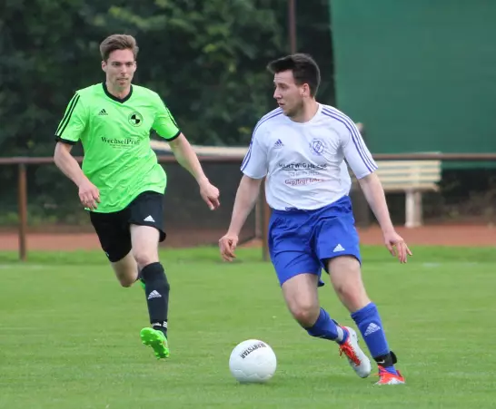 Die Hetlinger (hier in Person von Adnan Kubat, rechts) und Moorreger (Jordi Slagter, links) kreuzen zurzeit nicht nur auf dem Spielfeld die Klingen.