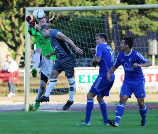VfL-Torwart Timo Herrmann (links) boxt den Ball hier im Luftkampf vor Kirill Shmakov, einem ehemaligen Mitspieler beim TSV Uetersen, weg.