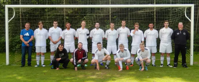 Die in diesem Sommer neu formierte Zweite Herren-Mannschaft des Moorburger TSV stellte sich zum Foto.
