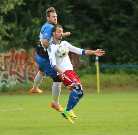 Die Germania-Dritte um Christian Günther (links, hier im Zweitrunden-Duell mit dem HSV) erreichte das Achtelfinale des Heino-Gerstenberg-Pokals.