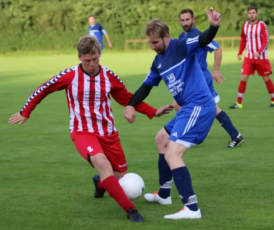 Lasse Krumsiek (links) und seine Egenbütteler schafften mit einem 1:0-Sieg in Kummerfeld den Einzug in die Vierte Runde des Oddset-Pokals