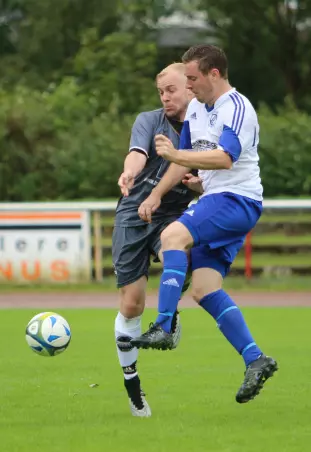 Zweikampf zwischen Kevin Bliesch, dem Kapitän<br>der Rasensport-Reserve (links), und dem<br>Hetlinger Ole Martinsteg.