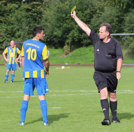 Hier zeigt Schiedsrichter Andreas Voß (rechts) dem Tangstedter Zeljko Bebek nach dessen Unsportlichkeit die Gelbe Karte.