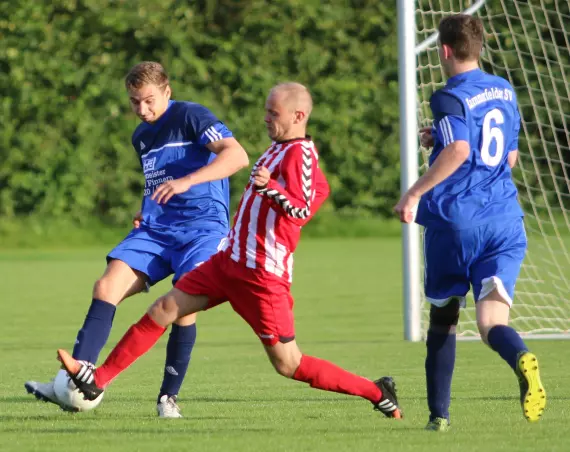 Zweikampf aus dem Pokal-Spiel zwischen Kummerfeld und Egenbüttel.