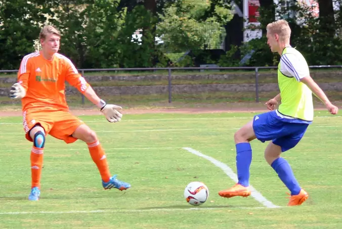 Der Hetlinger Alexander Bandholt (rechts) tauchte nicht nur einmal frei vor Komet-Keeper Simon Wiechmann auf.