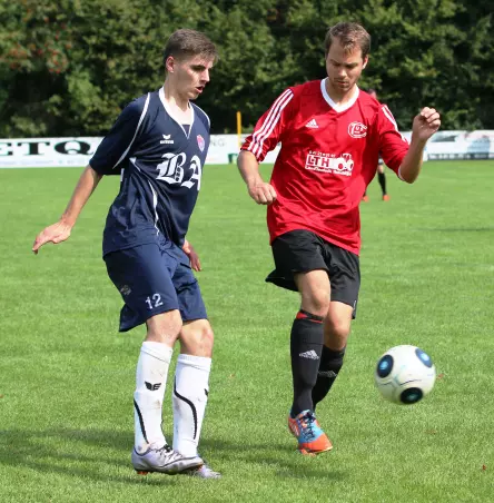 John-Pierre Otto (Kummerfeld II, links) im Duell mit einem Hemdinger.