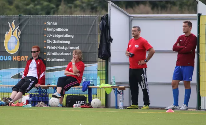 Die Trainer- und Ersatzbank des TuS Holstein Quickborn beim jüngsten Auswärtsspiel in Heidgraben, schon ohne Juan Ramon Martinez Moreno.