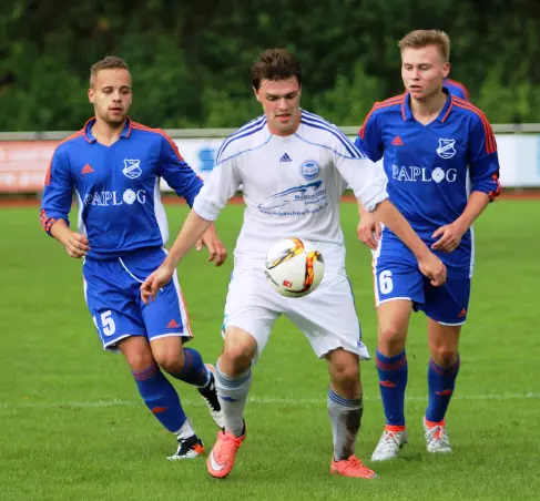 Der Schenefelder David Kunze (Mitte) ist hier vor den Torneschern Nico Ramcke (links) und Lennard Trepmann am Ball.