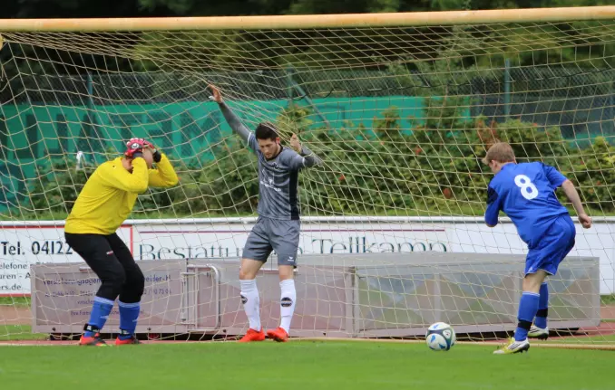 Raphael Friederich (Mitte) zappelte im Langenhorner Tornetz, das der Ball beim vermeintlichen 0:1 nicht berührte.