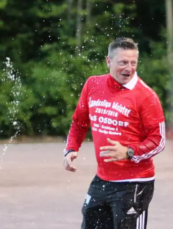 So wurde der Osdorfer Trainer Piet Wiehle nach dem<br>Aufstieg geduscht. Am Freitag könnte er dem<br>Klassenerhalt einen weiteren Schritt näher kommen.