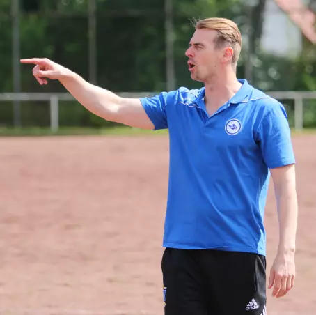 Gastiert am Mittwochabend erneut in Lurup: Philipp Anbergen, Trainer der SVB-Reserve.