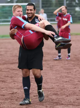 Kevin Reichmann, der hier verletzt vom<br>Schiedsrichter vom Platz getragen wird, muss vorerst<br>eine Fußballpause einlegen.